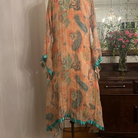 Luxurious caftan-dress with ribbon detail - Picture 5 of 7